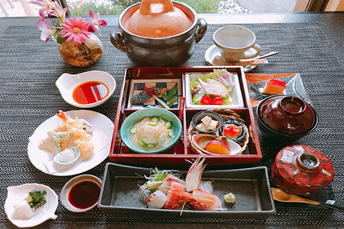 Shokado Komatsu ¥3,000 *Shokado-Style Compartment Lunch Box with Potted Rice.